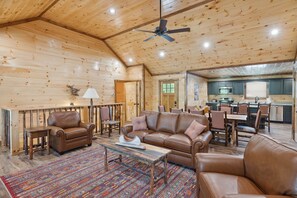 TV, fireplace - Downtown Hickory Hideaway (Gatlinburg)