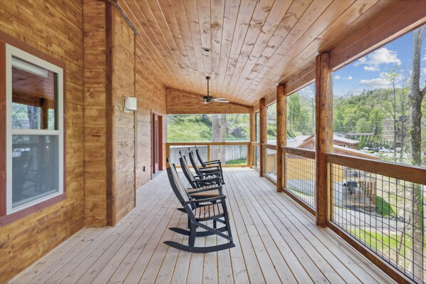 Terrace/patio - Downtown Hickory Hideaway (Gatlinburg)