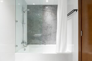 Panoraamahuoneisto | Kylpyhuone | Designer-hygieniatuotteet, hiustenkuivaaja, tohvelit, pyyhkeet