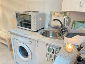 Fridge, microwave, oven, stovetop - Daisy Blossom, London  (Bromley)