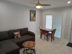 Smart TV - Second floor Apt D 1 mile from waterfront and downtown. Just 2 miles from beach! (Sarasota)