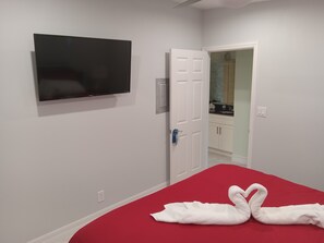 1 bedroom, iron/ironing board, free WiFi, bed sheets - Second floor Apt D 1 mile from waterfront and downtown. Just 2 miles from beach! (Sarasota)