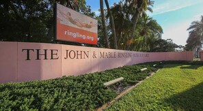 Property grounds - Second floor Apt D 1 mile from waterfront and downtown. Just 2 miles from beach! (Sarasota)