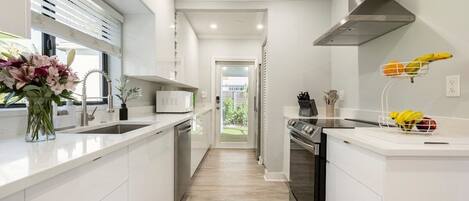 Refrigerador, microondas, horno y lavavajillas