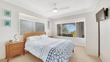 3 makuuhuonetta, työpöytä, vuodevaatteet