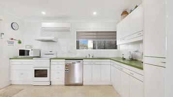 Jääkaappi, mikroaaltouuni, uuni, liesi