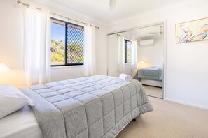 3 bedrooms, iron/ironing board, free WiFi, bed sheets - Modern Beach House in A Quiet Location (Yeppoon)