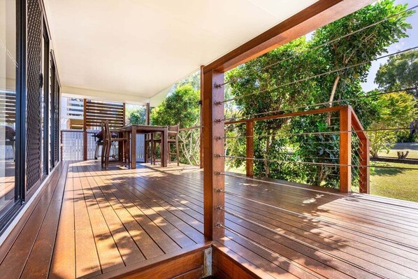 Outdoor dining - Modern Beach House in A Quiet Location (Yeppoon)