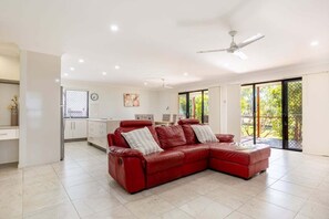 TV - Modern Beach House in A Quiet Location (Yeppoon)