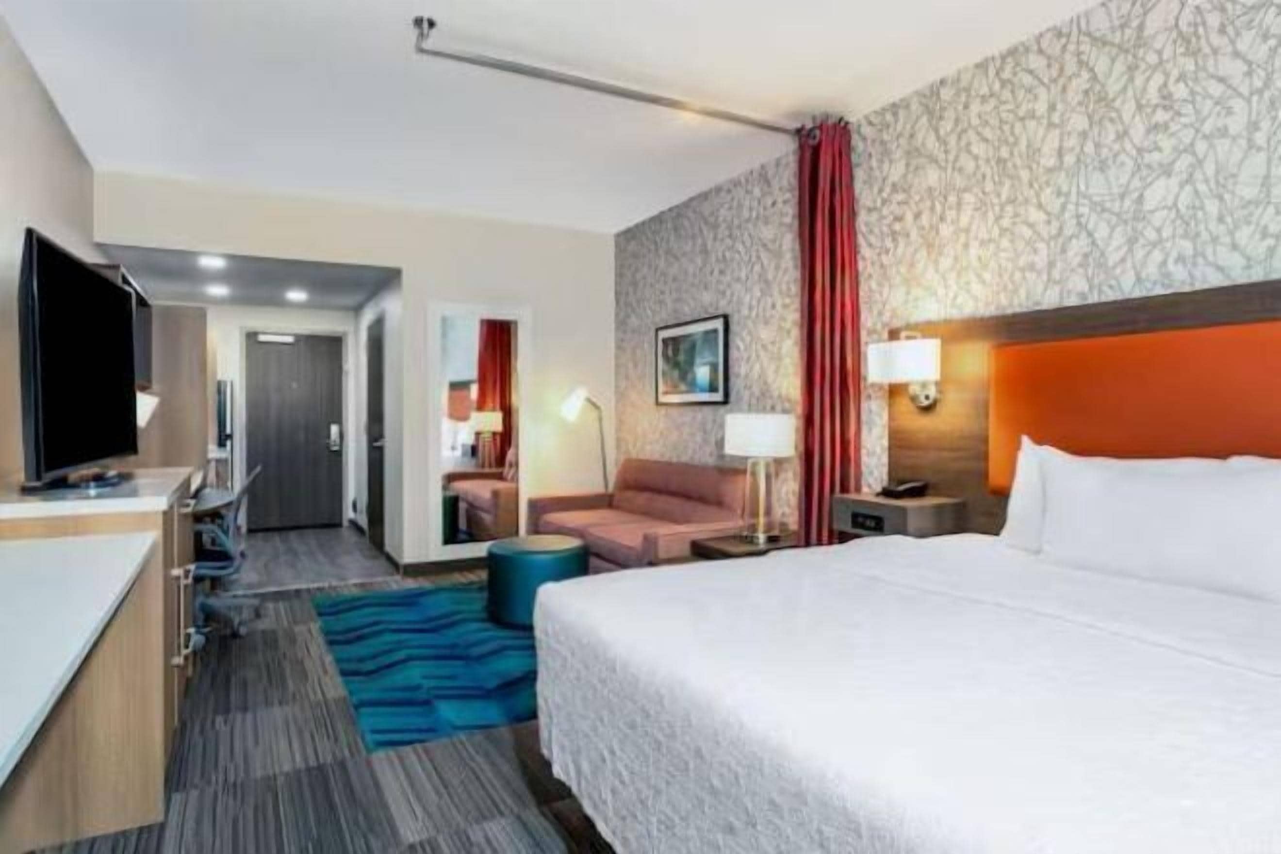 Een bureau, verduisterende gordijnen, een strijkplank/strijkijzer