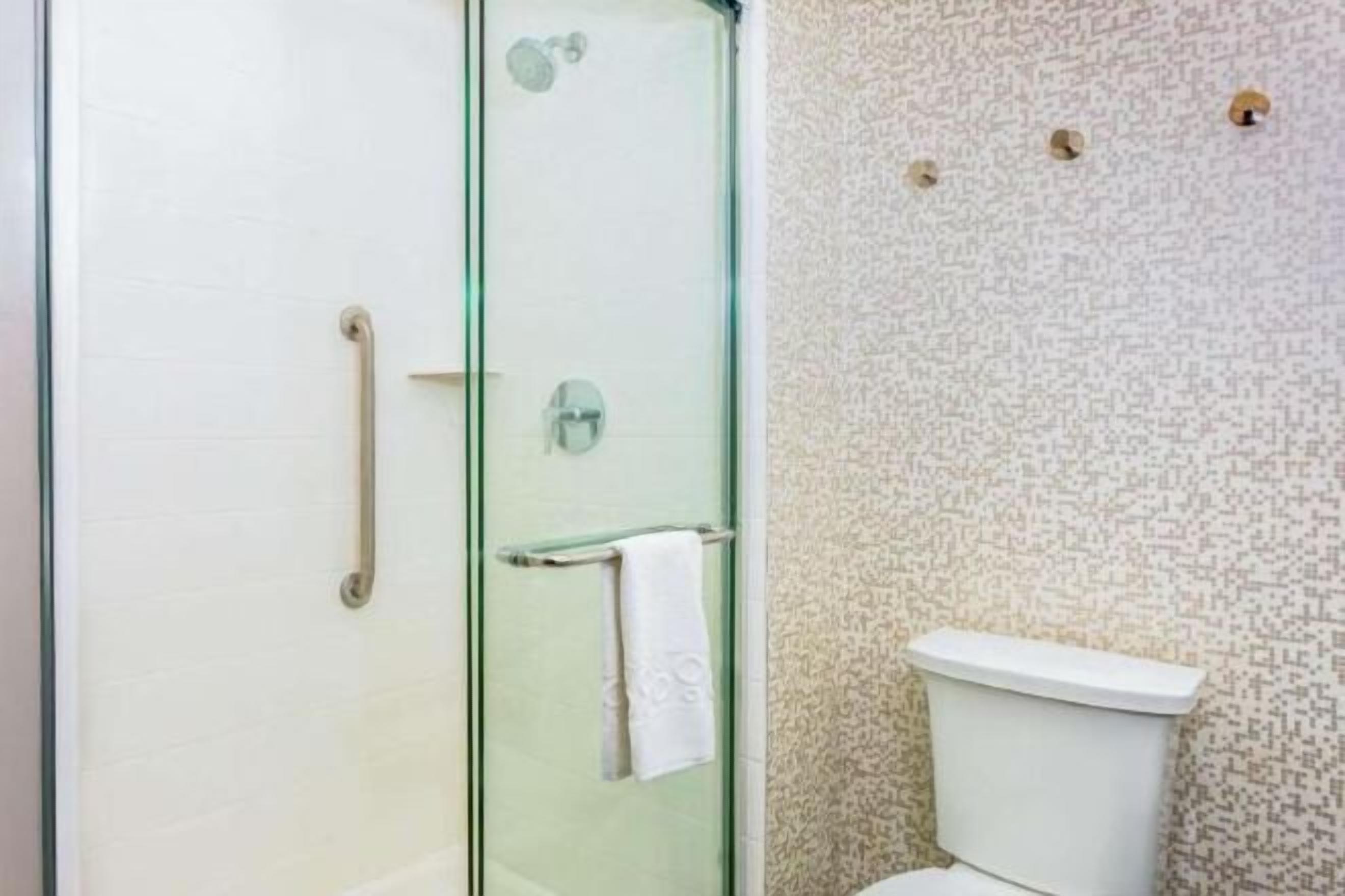 Baño | Secadora de cabello, toallas, jabón, shampoo 