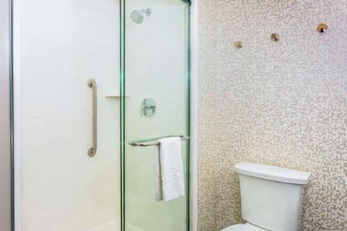 Baño | Secadora de cabello, toallas, jabón, shampoo