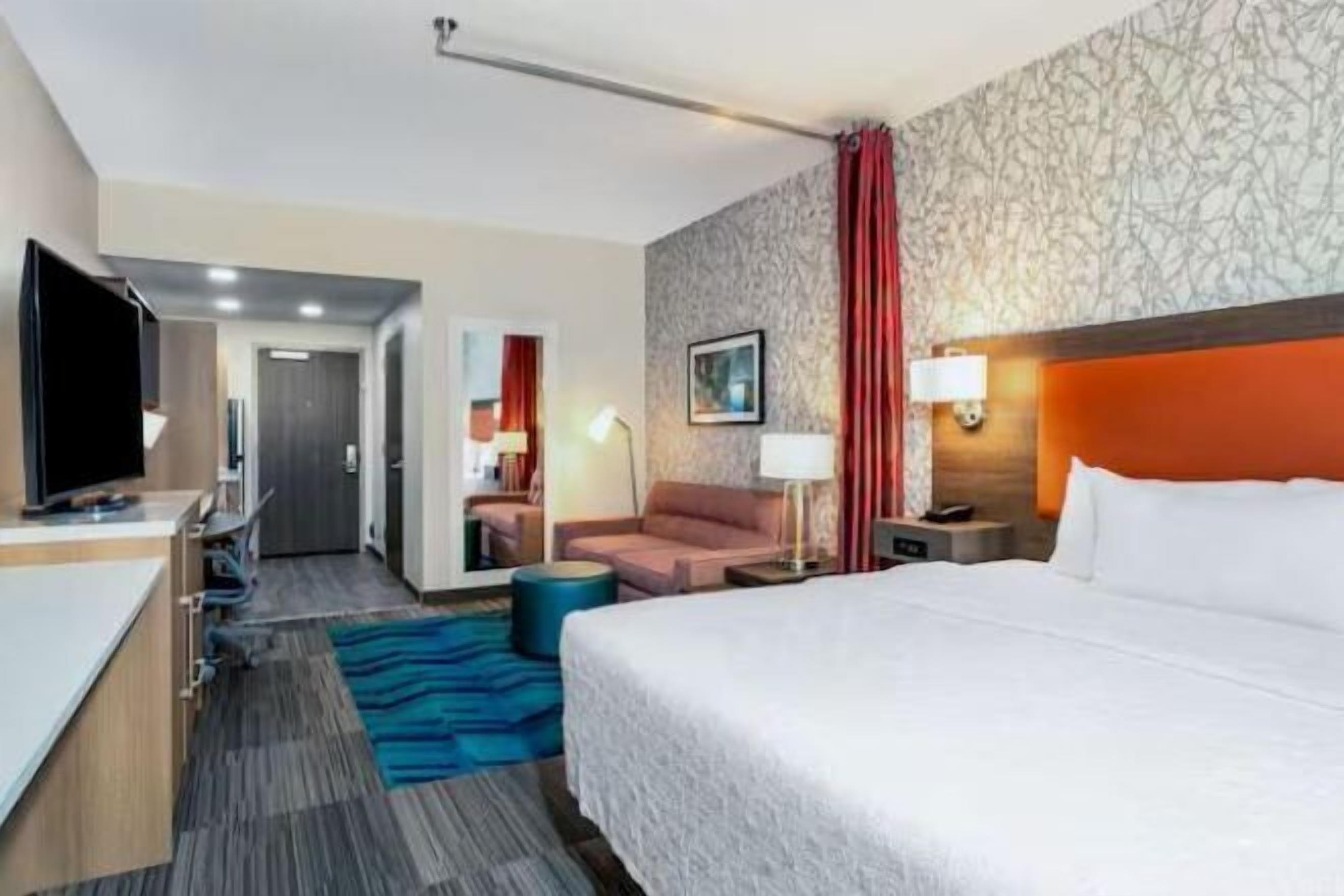 Escritorio, cortinas blackout y tabla de planchar con plancha 