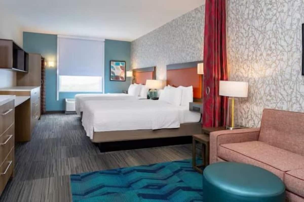 Escritorio, cortinas blackout y tabla de planchar con plancha