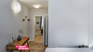 Ein modernes, minimalistisches Zimmer mit einem Holztisch, einem Bett und einer Heizung.