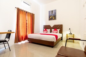 Espacio para trabajar con laptop y ropa de cama