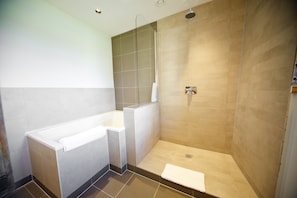 Deluxe Double Room, 1 Queen Bed | Bathroom