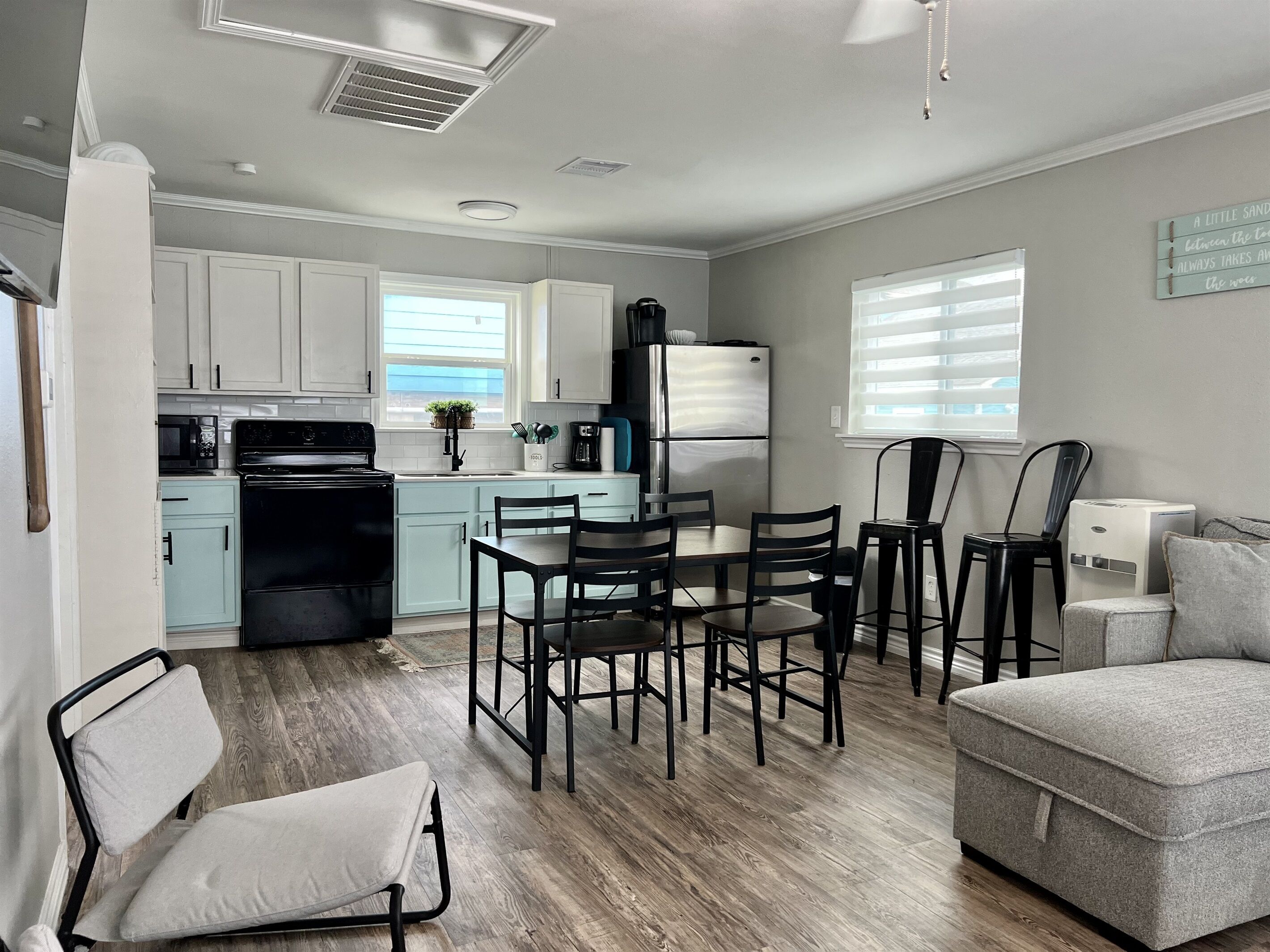 Just a sweet little place to get-a-way and detach from reality! Newly remodeled!