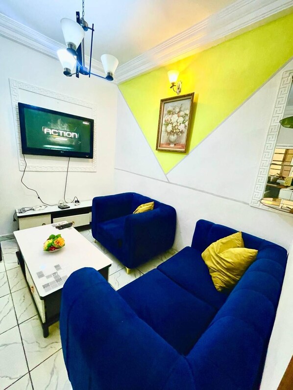 Living area - 1 Bed Studio Sleeps 2 - Wifi, Balcony, Parking (Douala)