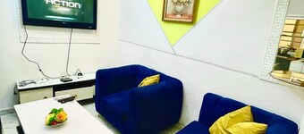 1 Bed Studio Sleeps 2 - Wifi, Balcony, Parking