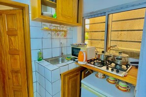 Fridge, microwave, oven, stovetop - 1 Bed Studio Sleeps 2 - Wifi, Balcony, Parking (Douala)