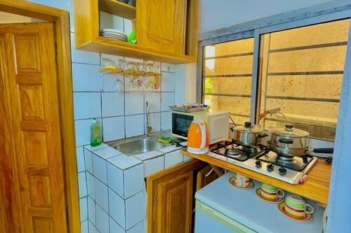 1 Bed Studio Sleeps 2 - Wifi, Balcony, Parking