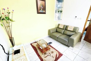 Living area - Studio A1,b-ssadi Santa Lucia,wifi, Canal, Gardien (Douala)