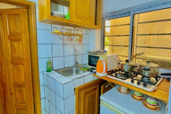Refrigerador, microondas, horno, placa de cocina