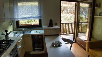 Four, plaque de cuisson, lave-vaisselle, cafetiĂšre/bouilloire