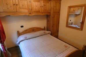 2 Schlafzimmer, Bügeleisen/Bügelbrett