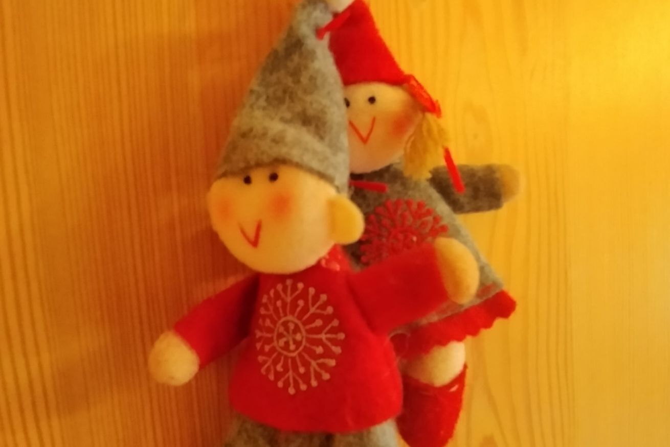 Deux peluches sur une surface en bois.