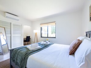 2 slaapkamers, een strijkplank/strijkijzer, reisbedje, wifi