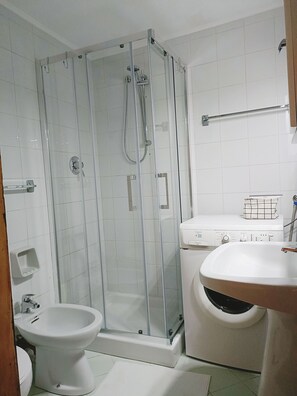 Haartrockner, Bidet, Handtücher, Seife