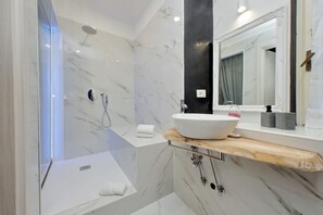 Dusche, Haartrockner, Bidet, Handtücher