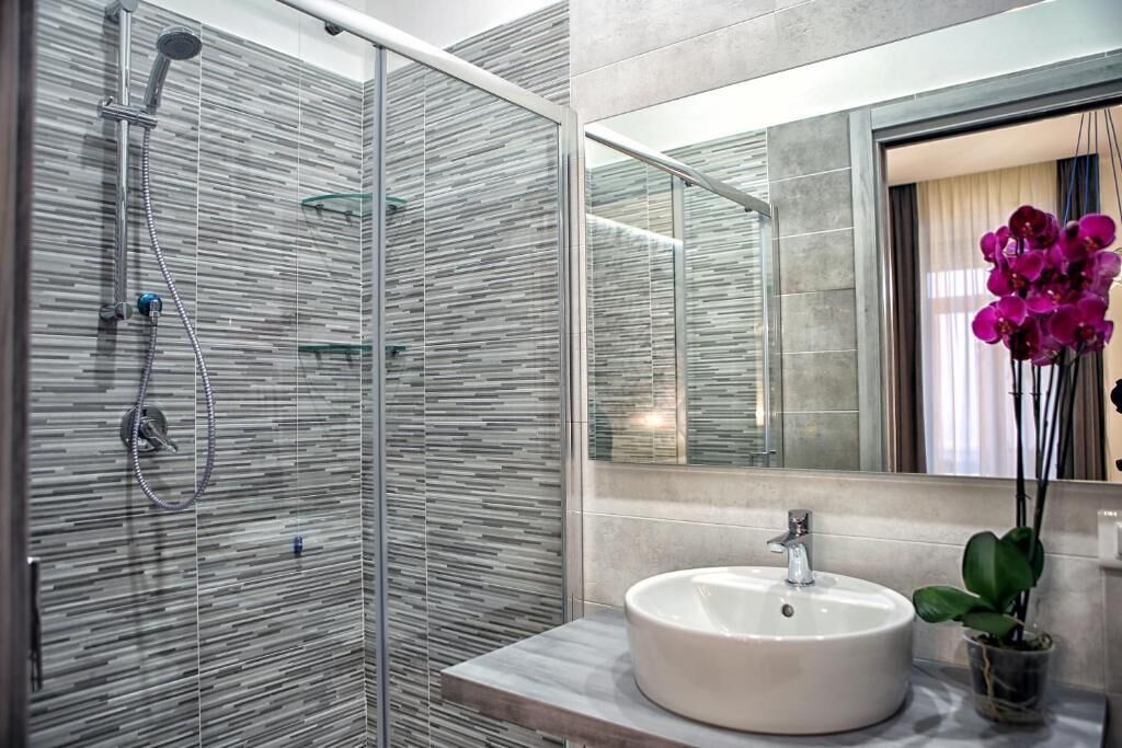 Chambre Double Deluxe, vue ville (4) | Salle de bain | Douche, sèche-cheveux, serviettes fournies, savon