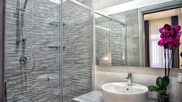 Chambre Double Deluxe, vue ville (4) | Salle de bain | Douche, sĂšche-cheveux, serviettes fournies, savon