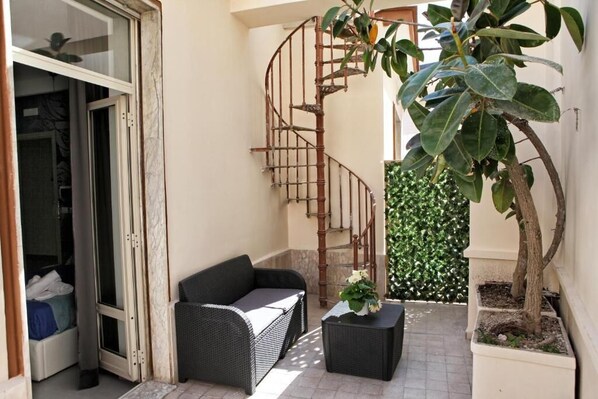 Deluxe Double Room, City View (4) | In-room safe, blackout drapes, iron/ironing board, free WiFi - Le Corti del Re (Napoli)