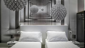Chambre Double ou avec lits jumeaux, balcon, vue cour intérieure (2) | Coffres-forts dans les chambres, rideaux occultants