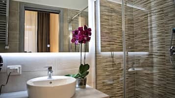 Dobbeltrom – deluxe, bakgårdsutsikt (3) | Bad | Dusj, hårføner, håndklær og såpe