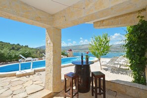 Una piscina al aire libre