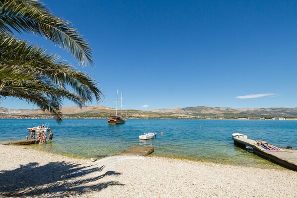 Una playa cerca, sillas reclinables de playa