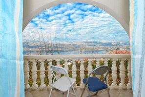 Property grounds - Summer Sun - 3-bdr apt with private pool (Mastrinka)