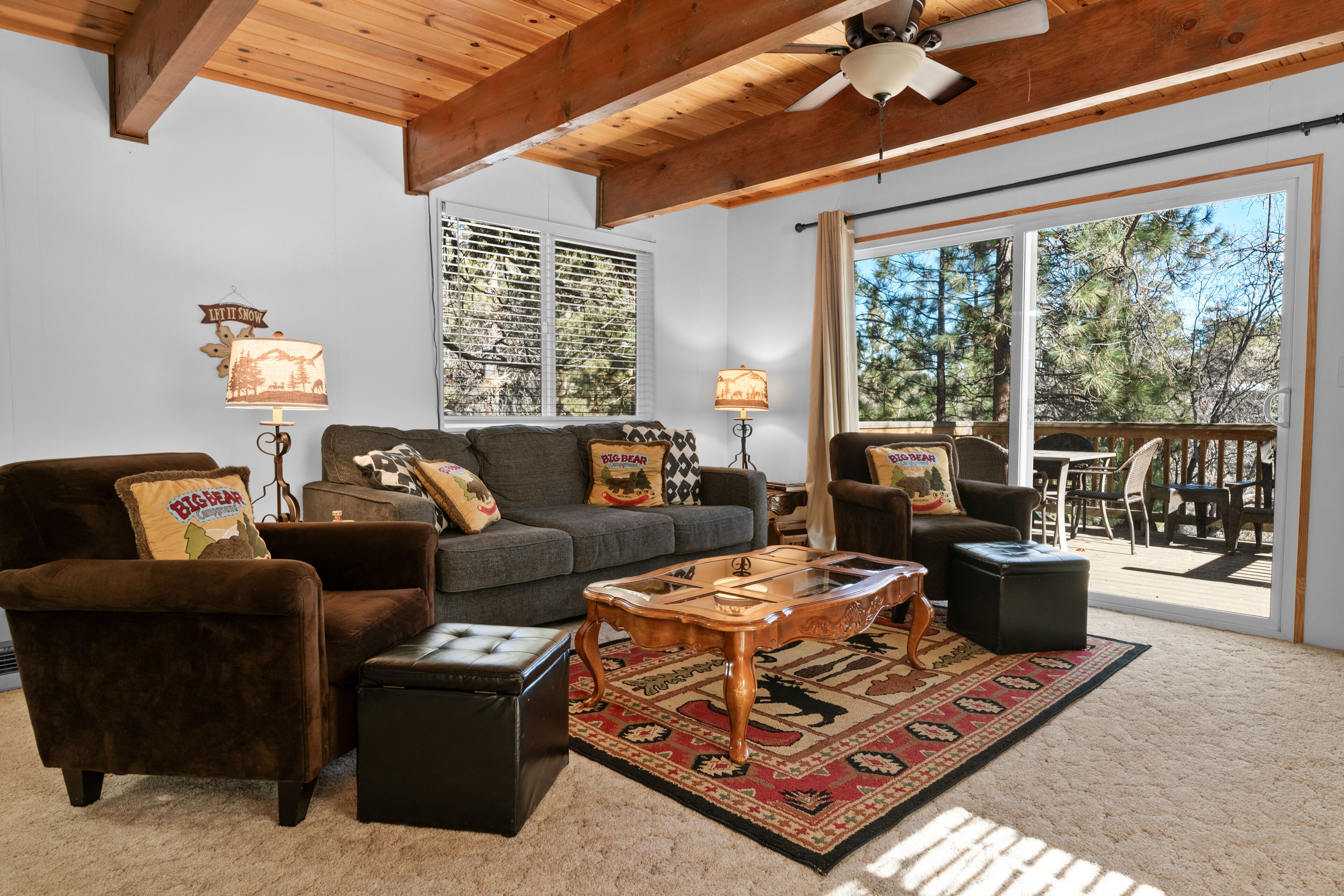 Cozy & CUTE dog-friendly mountain cabin! Bear Mountain! FOOSBALL! EV CHARGER!