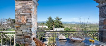 Oniropetra Luxury Suites