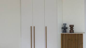 Une chambre à coucher avec un lit, une armoire et une table de chevet.