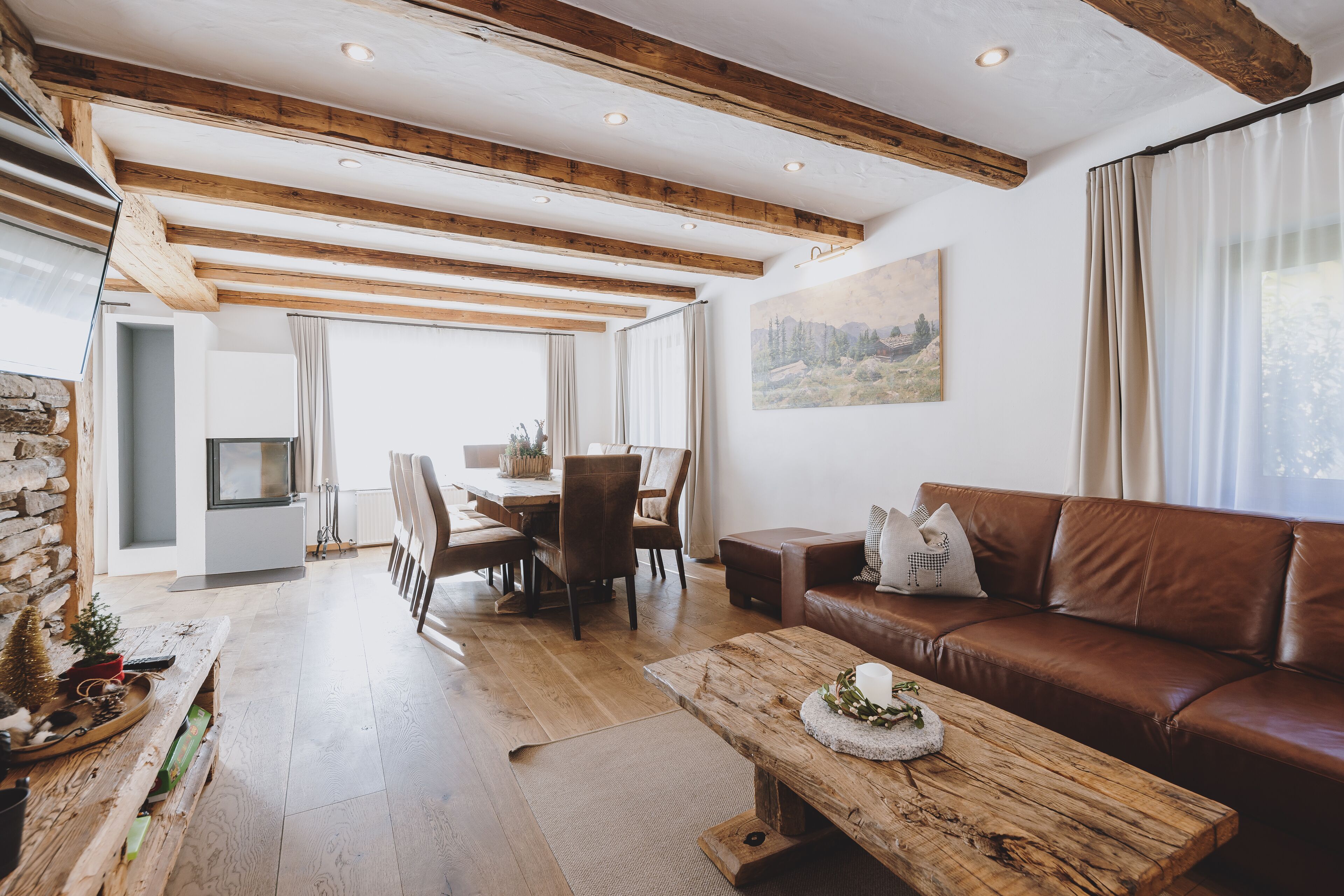 Deluxe Chalet | Living area | 100-cm Smart TV with satellite channels, TV, fireplace