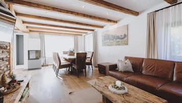 Deluxe Chalet | Living area | 100-cm Smart TV with satellite channels, TV, fireplace