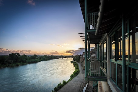 Exterior. Côté Garonne-Le balcon des dames