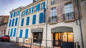 A hotel with blue shutters, a sign reading "HOTEL CÔTE GARONNE," and a classic European architectural style. - Côté Garonne-Le balcon des dames (Tonneins)