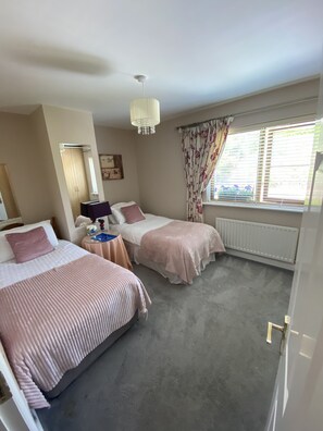 Habitación clásica con 2 camas individuales | Wifi gratis y ropa de cama 